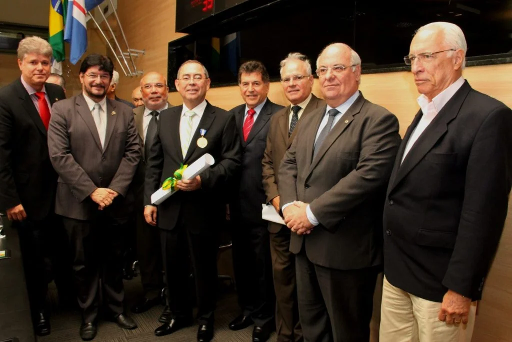 Foto da entrega da Medalha de Mérito José Mariano a Maurício José Queiroz Galvão, representando o Grupo Queiroz Galvão