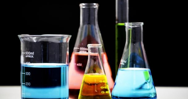 5 Beckers com diferentes substâncias químicas