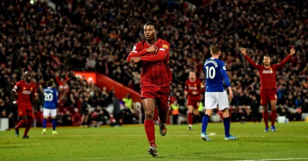 Jogador do liverpool correndo em campo