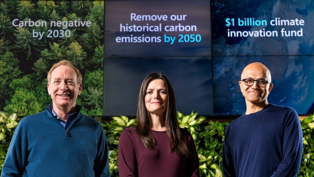 Microsoft faz investimento massivo em descarbonização para lidar com as mudanças climáticas O presidente da Microsoft, Brad Smith, a diretora financeira Amy Hood e a CEO Satya Nadella se preparando para anunciar o plano da Microsoft de ser uma empresa carbono negativo até 2030, com plano de redução de emissões e descarbonização.