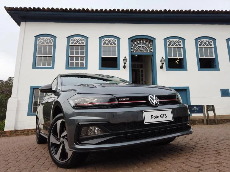 volkswagen polo GTS a frente de um casarão azul e branco