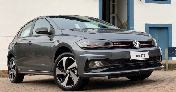 volkswagen polo GTS a frente de um casarão azul e branco