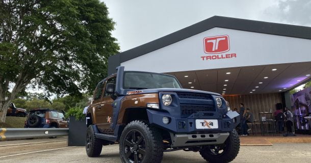 Foto do troller TX4 em estrada com céu azul ao fundo