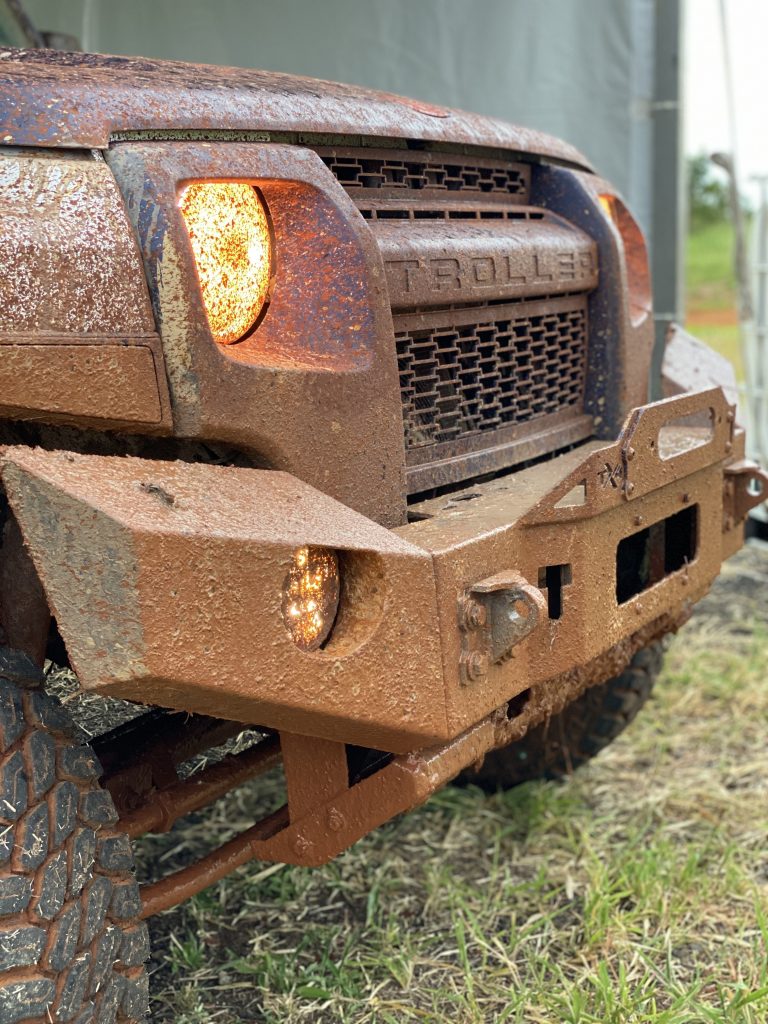 Foto do troller TX4 dianteira suja de lama