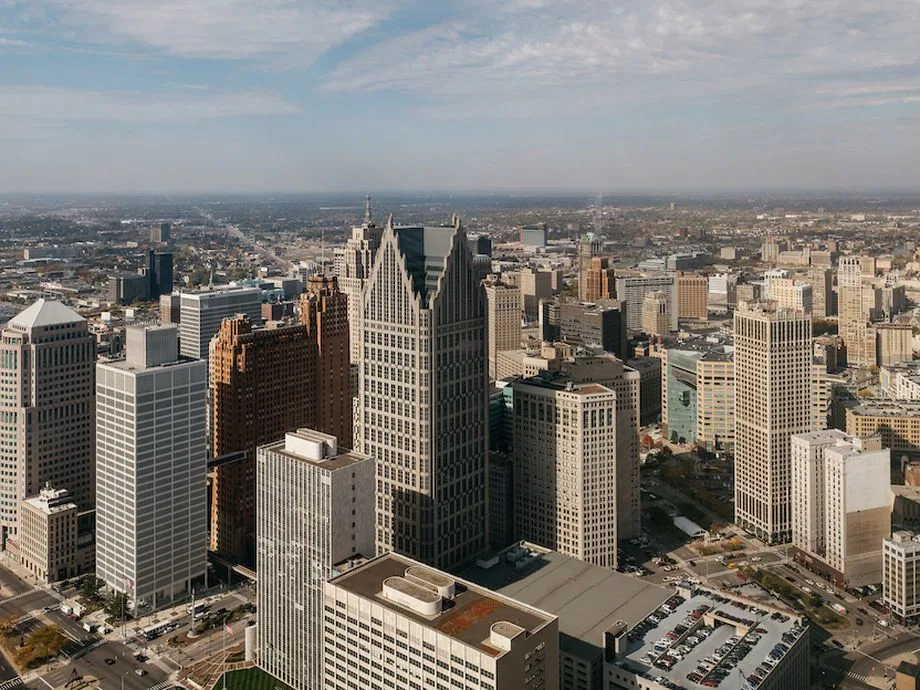 Vista aérea da cidade de Detroit com muitos edifícios altos.