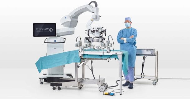 robo musa assistente micro-cirurgia cirurgião ao lado