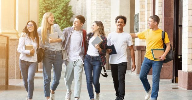 seis jovens calouros em universidade