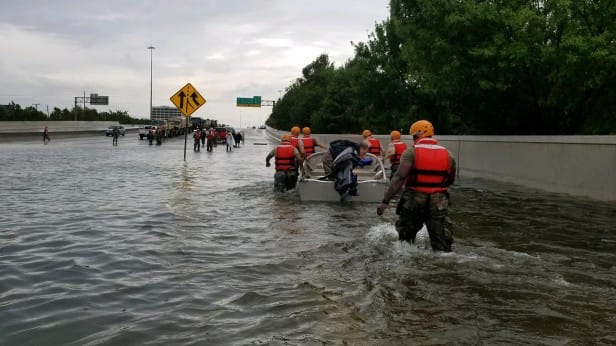 A Guarda Nacional do Texas deslocou-se para áreas inundadas em torno de Houston após o furacão Harvey. Infraestrutura dos EUA precisa de revisão. Engenharia 360.