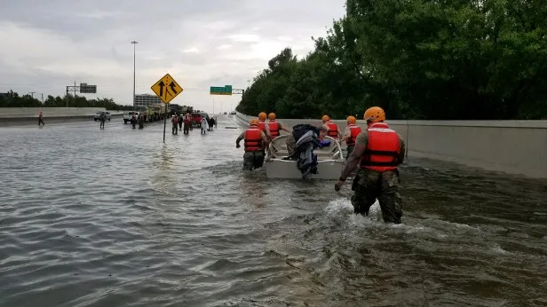 A Guarda Nacional do Texas deslocou-se para áreas inundadas em torno de Houston após o furacão Harvey. Infraestrutura dos EUA precisa de revisão. Engenharia 360.