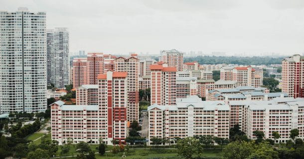 Cidade com área verde integrada.