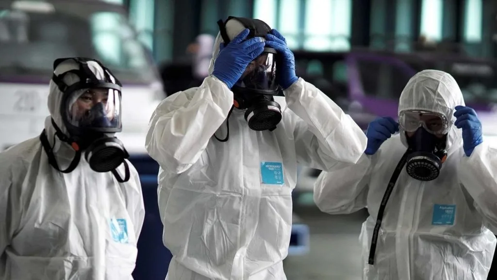 pessoas usando máscara em epidemia de coronavírus