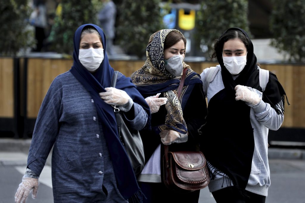 pessoas usando máscara em epidemia de coronavírus