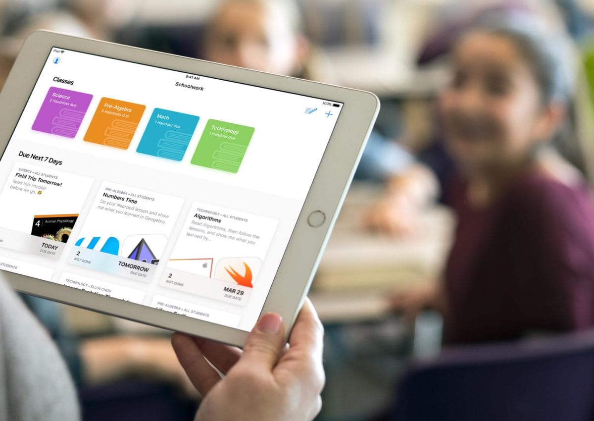iPad sendo usado por professora em sala de aula