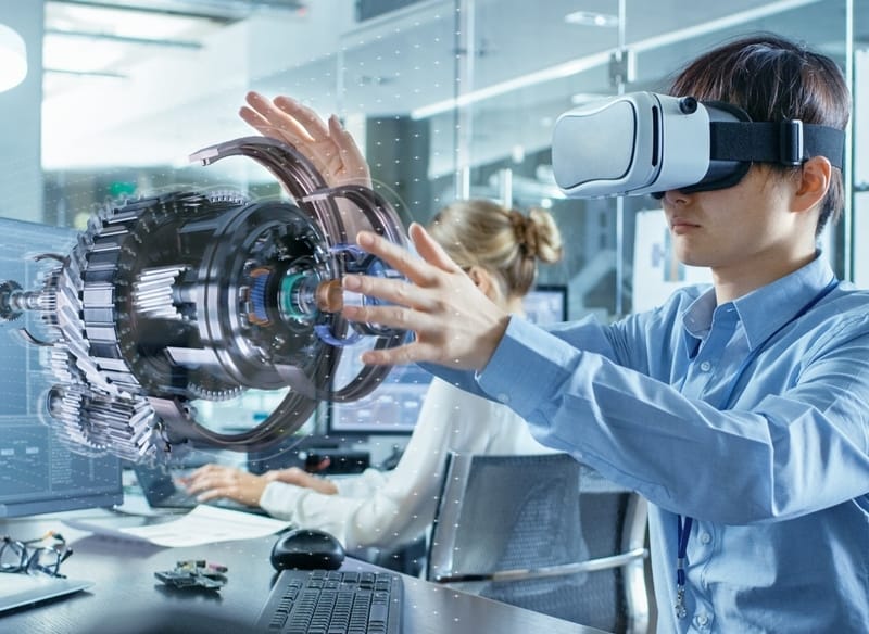 jovem com óculos de realidade virtual visualizando peça em 3D