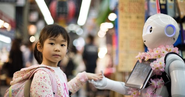 Criança em Osaka interagindo com um robô. Foto: Andy Kelly via Unsplash.