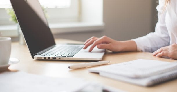 mulher usando computador para estudar