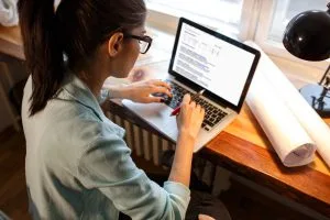 mulher no computador representando pessoa fazendo cursos online de engenharia