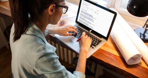 7 Cursos online de Engenharia para fazer na quarentena e se preparar para o mercado de trabalho mulher no computador representando pessoa fazendo cursos online de engenharia