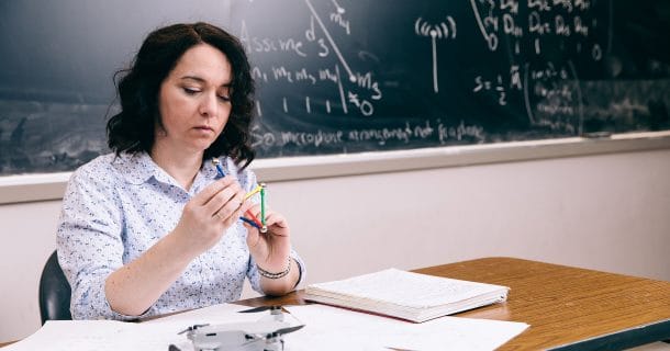 professora utilizando drone morcego