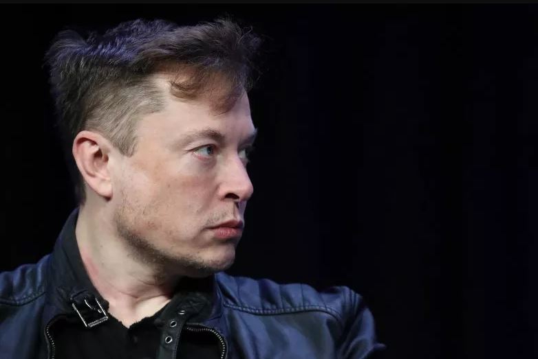 Elon Musk com o cenho franzido - newsweek.com Engenharia 360 - controvérsia COVID 19