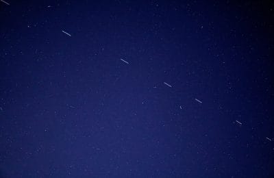 MIT lista - O trem Starlink 3 percorre o céu matutino, acompanhado por vários outros satélites. Foto: Forest Katsch via Unsplash.