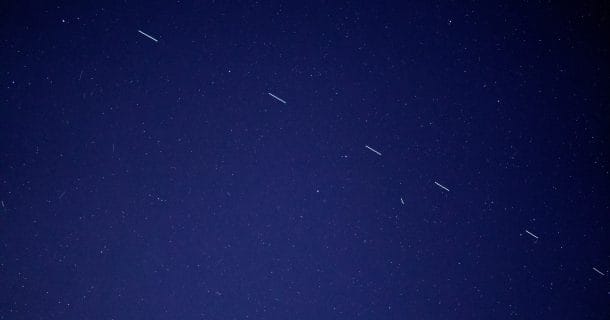 MIT lista - O trem Starlink 3 percorre o céu matutino, acompanhado por vários outros satélites. Foto: Forest Katsch via Unsplash.