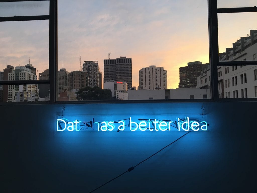 MIT 8: Placa neon da HIVERY, uma empresa de inteligência artificial, com o escrito "os dados tem um ideia melhor", em inglês. Foto: Franki Chamaki via Unsplash.
