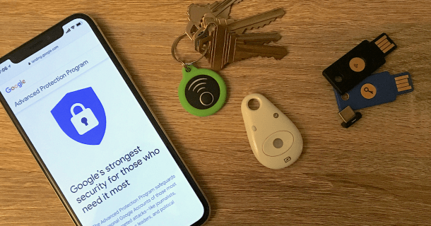 smartphone com proteção avançada ao lado das chaves de proteção