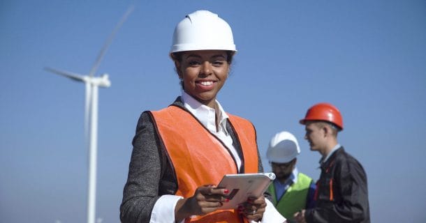 Especial Dia Internacional da Mulher: como está o mercado de trabalho para as engenheiras engenheira negra em campo de energia eólica