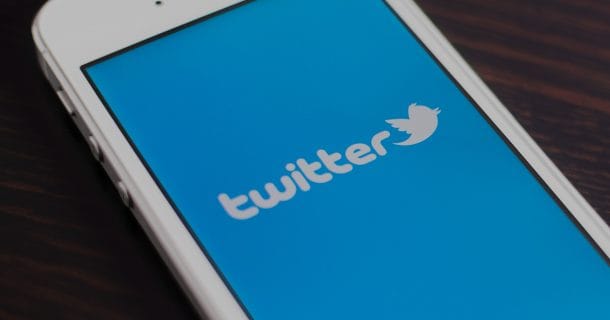 smartphone com aplicativo do twitter aberto