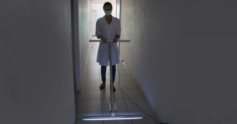 Rodo UV desinfetante projetado por pesquisadores da USP. Imagem: IFSC USP.