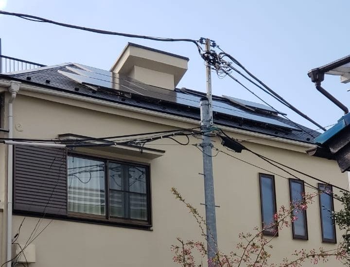 Painel solar em casa japonesa.