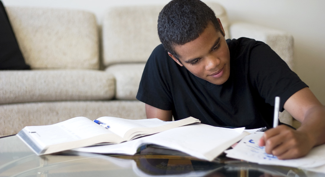 homem negro estudando em casa