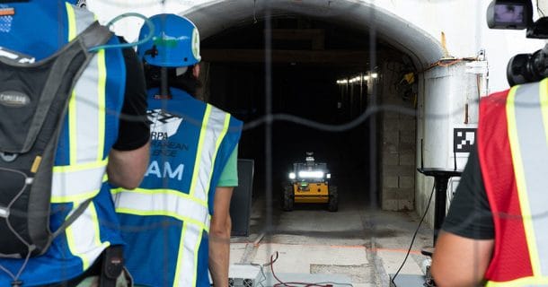 Microsoft está treinando robôs em simulações da vida real em situações de risco extremo pesquisadores analisando DARPA em ação