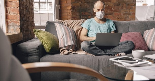 pessoa sentada em sofá fazendo cursos online