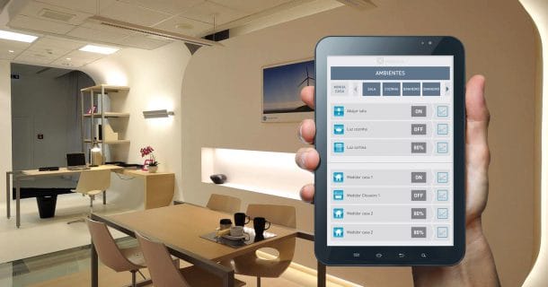 mão segurando tablet controlando ambiente em automação residencial