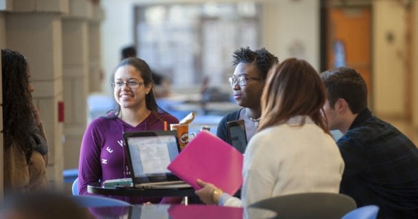 grupo de estudantes em biblioteca