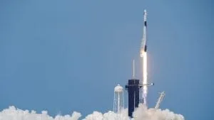 Crew Dragon é lançada em primeira missão tripulada da SpaceX
