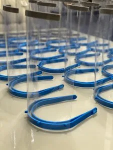 máscaras de proteção contra coronavírus de acetato dispostas em mesa