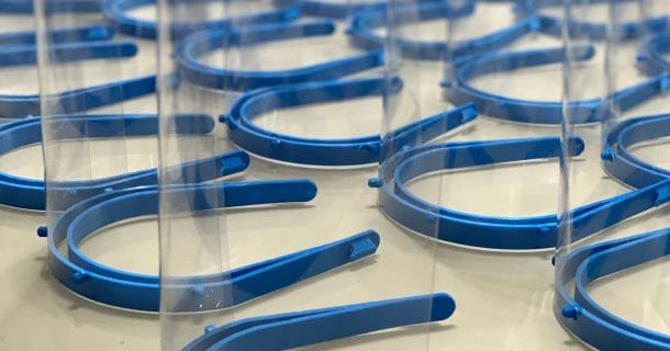 máscaras de proteção contra coronavírus de acetato dispostas em mesa