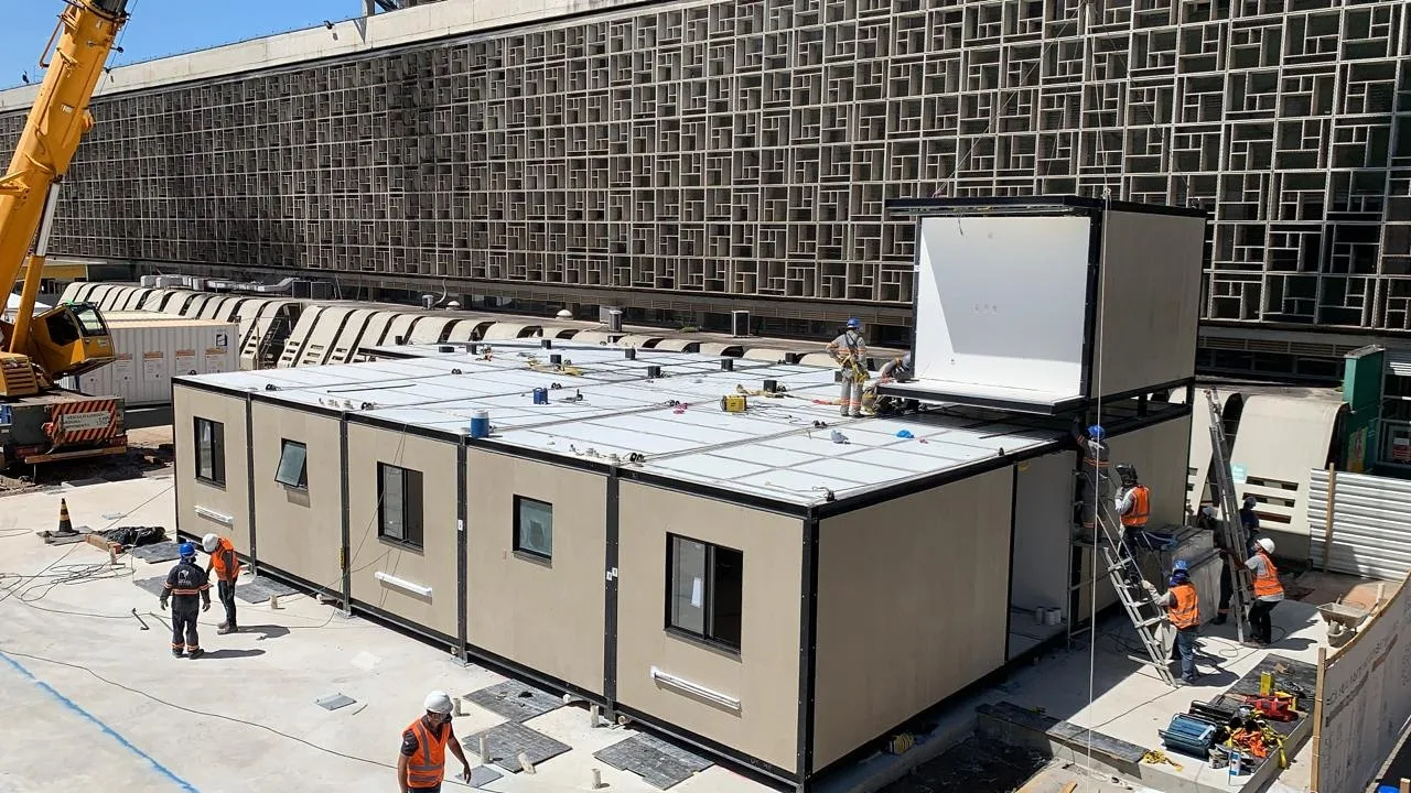 Construção do anexo durante a instalação dos módulos.