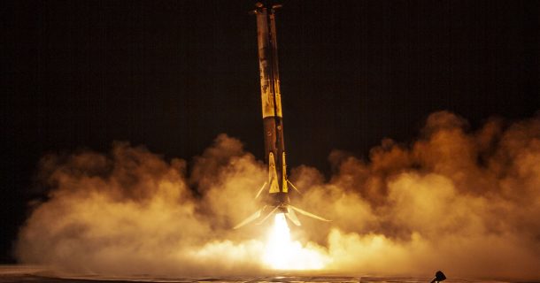 Retorno de booster do Falcon 9 em missão anterior. Foto: SpaceX via Twitter.