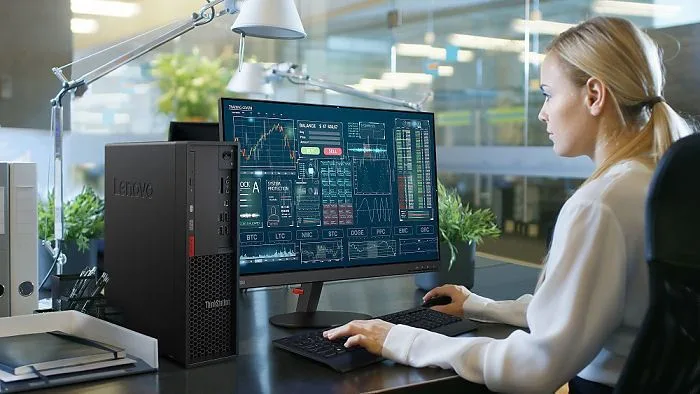 thinkstation P330 lenovo workstation em cima de mesa mulher usando olhando para tela