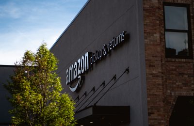 Fachada de loja da Amazon na Filadélfia. Imagem: Bryan Angelo via Unsplash.