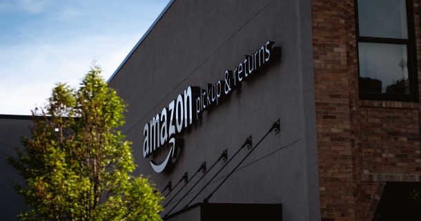 Fachada de loja da Amazon na Filadélfia. Imagem: Bryan Angelo via Unsplash.