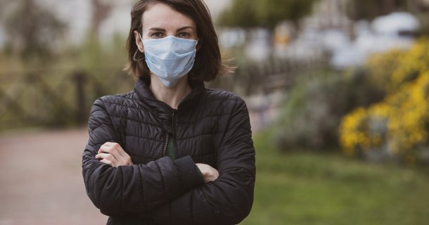 Mulher usando máscara durante pandemia.