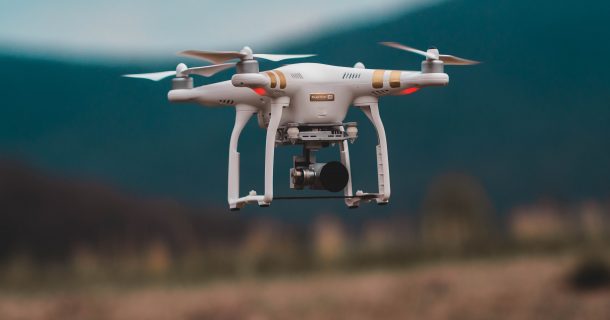 Drone sobrevoando área rural