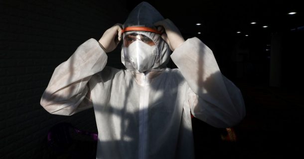 homem vestido traje proteção covid lean seis sigma