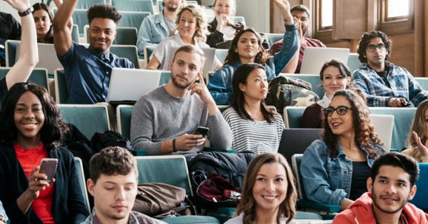 Conheça as Ligas Acadêmicas e os motivos para você participar Universitários participativos em uma aula
