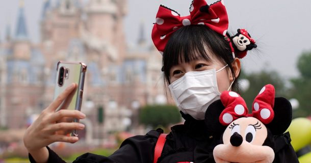 mulher com minnie tirando selfie de máscara